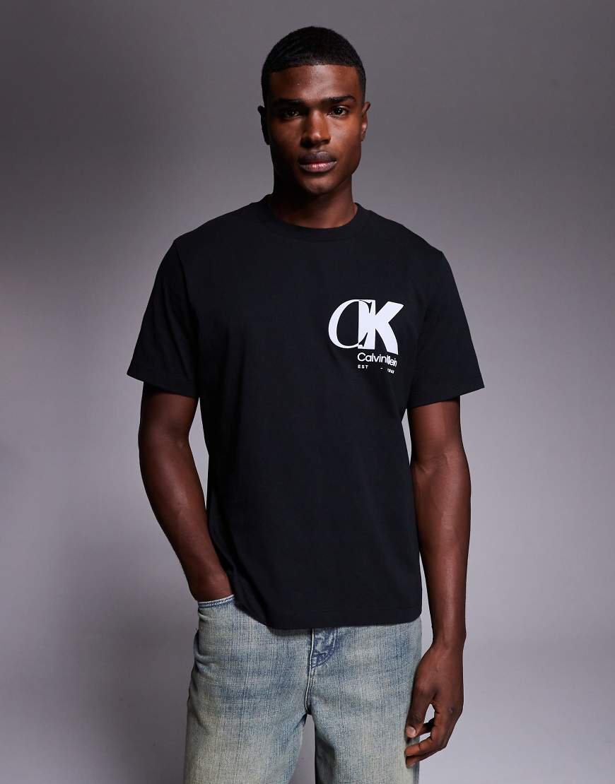 Calvin Klein Jeans - T-Shirt in Schwarz mit großem Logo auf der Brust von Calvin Klein Jeans
