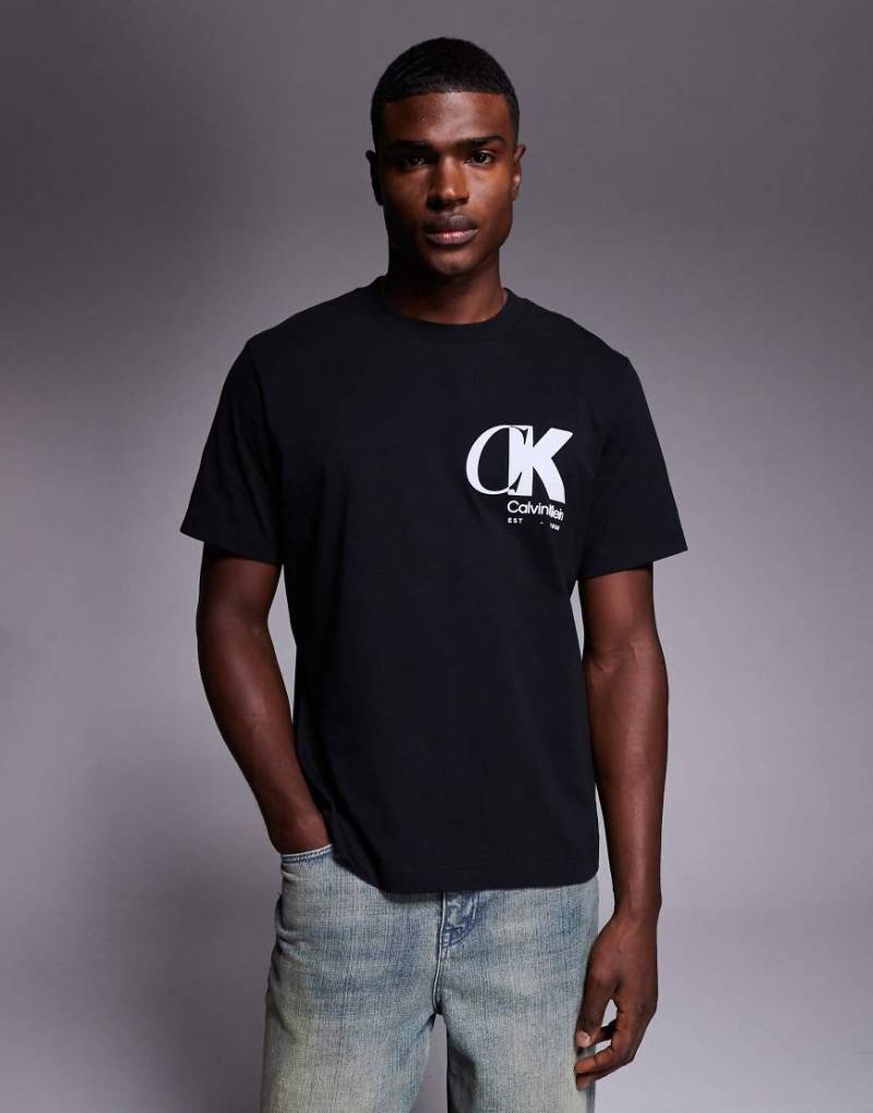 Calvin Klein Jeans - T-Shirt in Schwarz mit großem Logo auf der Brust von Calvin Klein Jeans