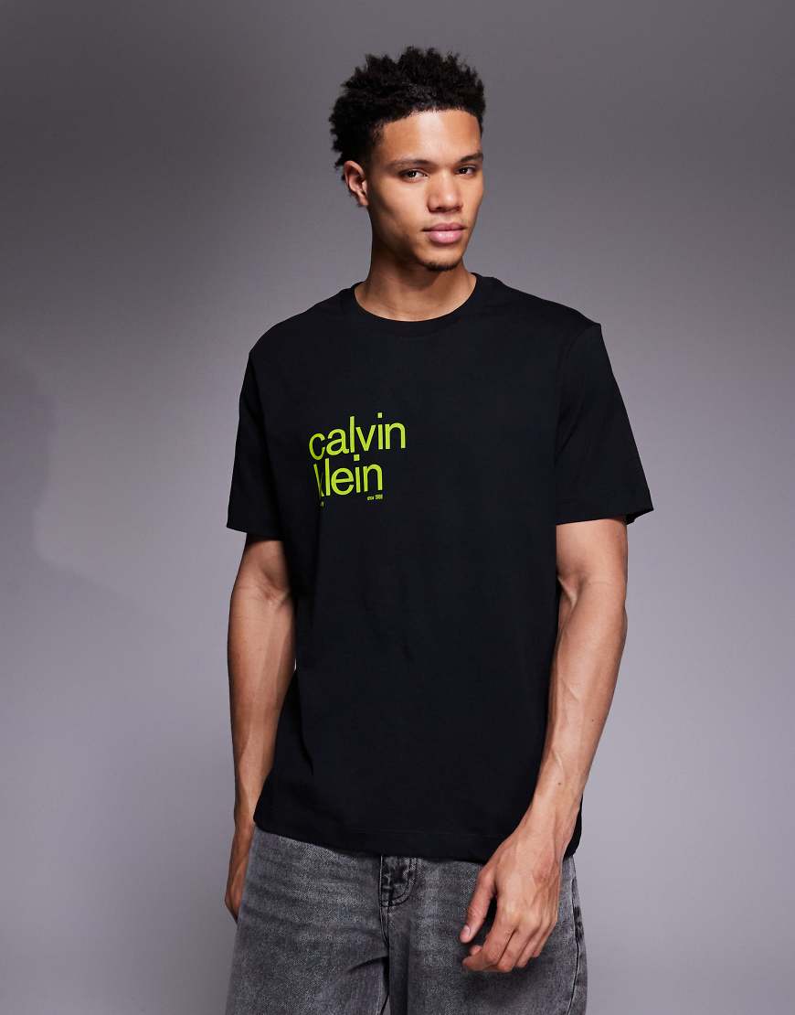 Calvin Klein Jeans - T-Shirt in Schwarz und Limette mit kreisförmigem Rückenprint von Calvin Klein Jeans