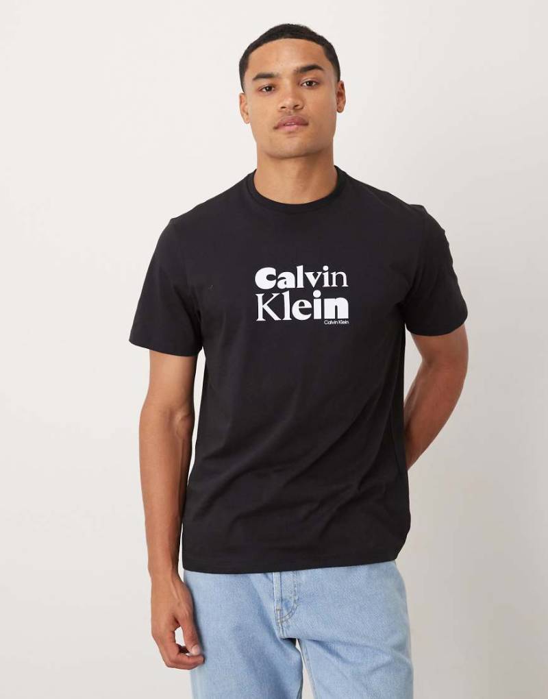 Calvin Klein Jeans - T-Shirt in Schwarz und Weiß mit Logo in großer Schrift von Calvin Klein Jeans