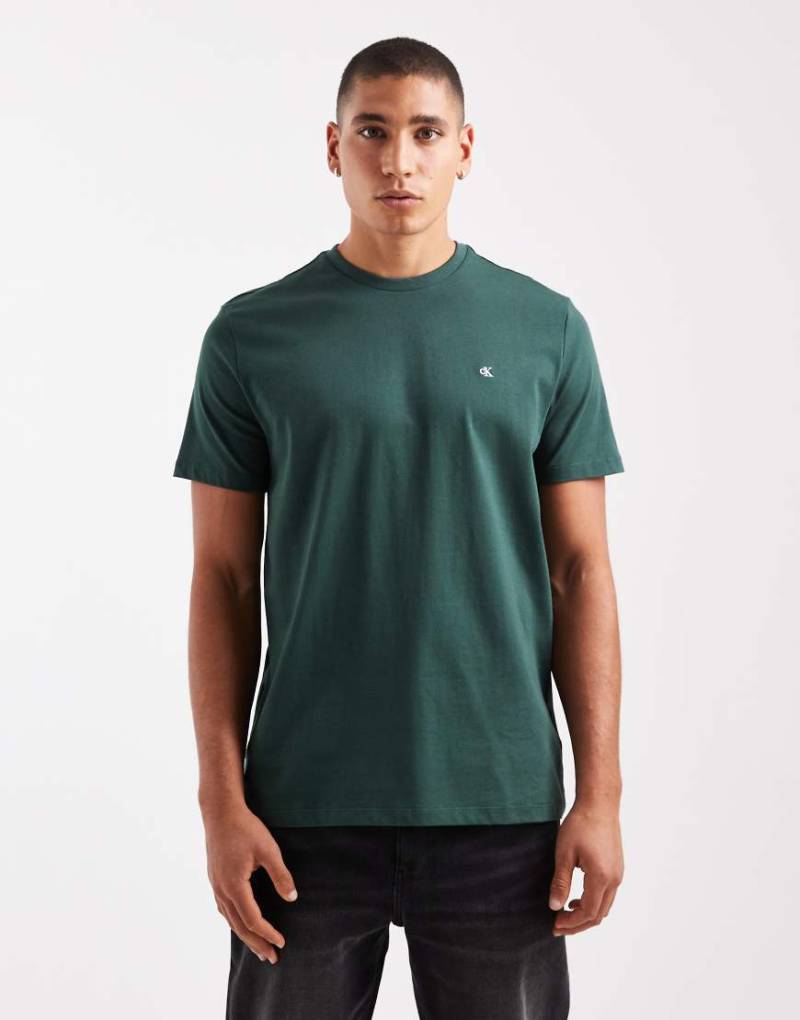 Calvin Klein Jeans - T-Shirt in Stahlblau mit kleinem Logo Calvin Klein Jeans - T-Shirt in Stahlblau mit kleinem Logo von Calvin Klein Jeans