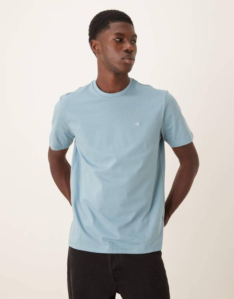 Calvin Klein Jeans - T-Shirt in Staubblau mit kleinem Logo von Calvin Klein Jeans