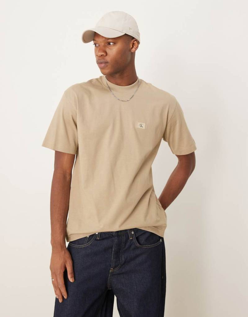 Calvin Klein Jeans - T-Shirt in Steinbeige mit Aufnäher-Logo aus Webstoff-Neutral von Calvin Klein Jeans