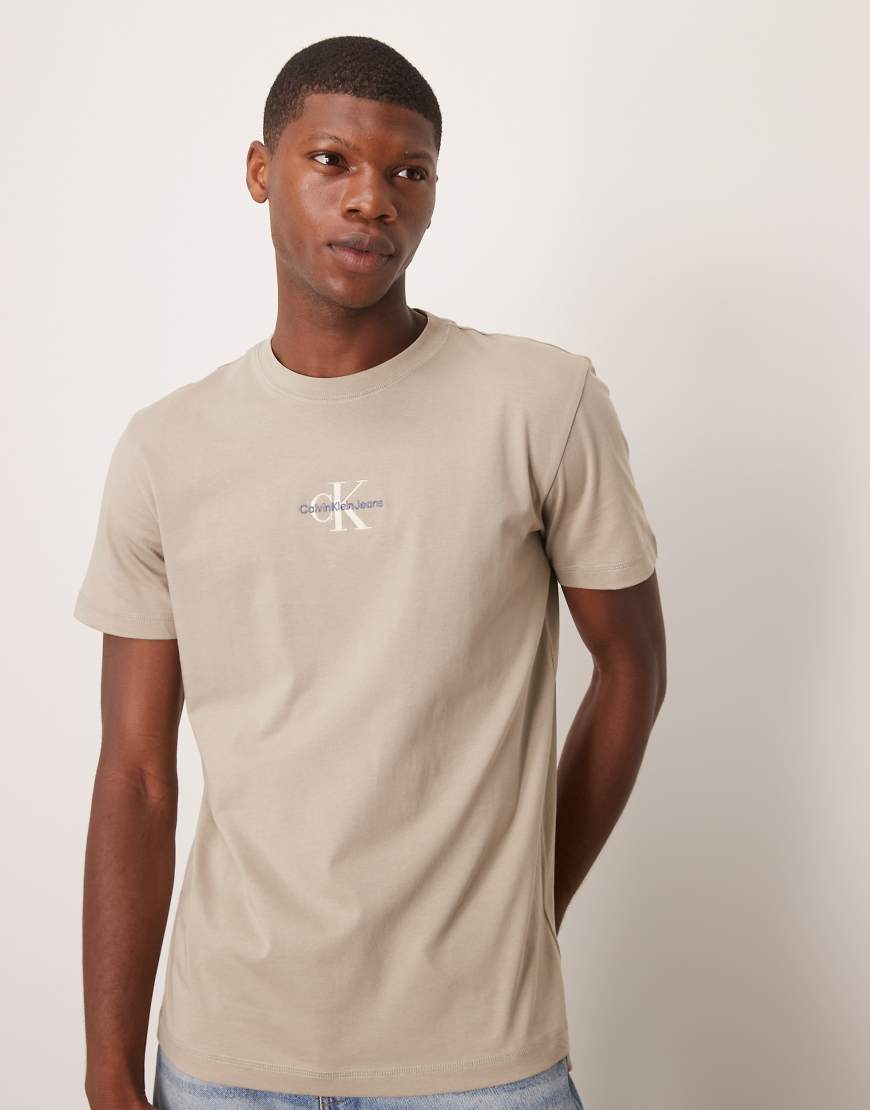 Calvin Klein Jeans - T-Shirt in Steinbeige mit Monogramm-Logo-Neutral Calvin Klein Jeans - T-Shirt in Steinbeige mit Monogramm-Logo-Neutral von Calvin Klein Jeans