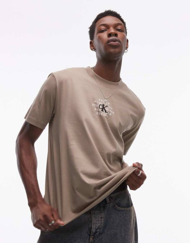 Calvin Klein Jeans - T-Shirt in Taupe mit NYC-Grafikprint-Braun von Calvin Klein Jeans