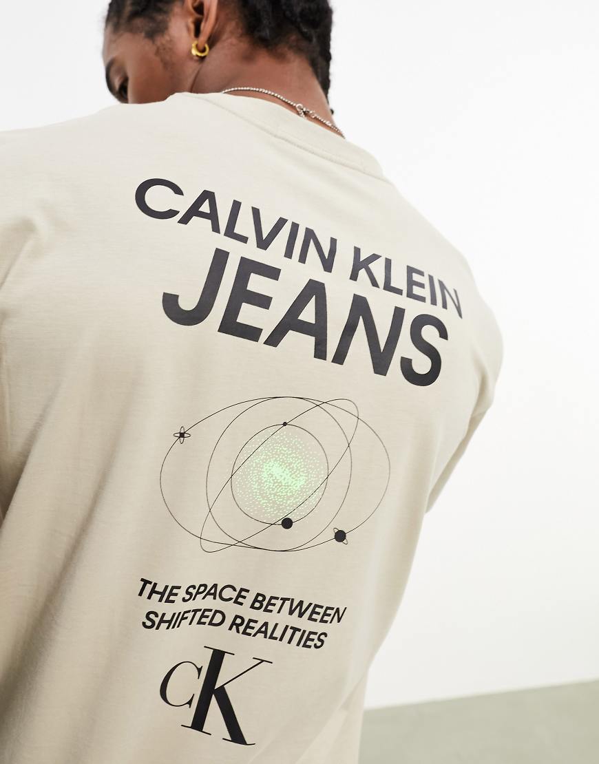 Calvin Klein Jeans - T-Shirt in Taupe mit regulärer Passform und Monogramm-Logo-Neutral Calvin Klein Jeans - T-Shirt in Taupe mit regulärer Passform und Monogramm-Logo-Neutral von Calvin Klein Jeans