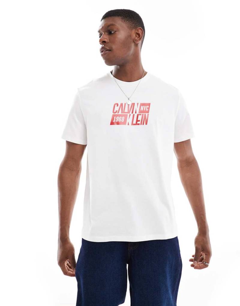 Calvin Klein Jeans - T-Shirt in Weiß mit „NYC"-Retro-Grafikprint in Rot von Calvin Klein Jeans