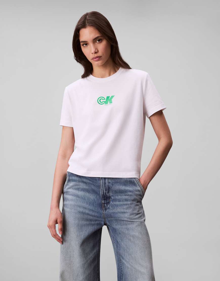Calvin Klein Jeans - T-Shirt in Weiß mit CK-Archivlogo Calvin Klein Jeans - T-Shirt in Weiß mit CK-Archivlogo von Calvin Klein Jeans