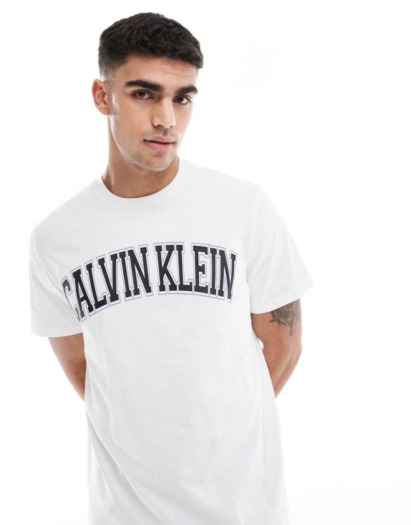 Calvin Klein Jeans - T-Shirt in Weiß mit College-Logo von Calvin Klein Jeans