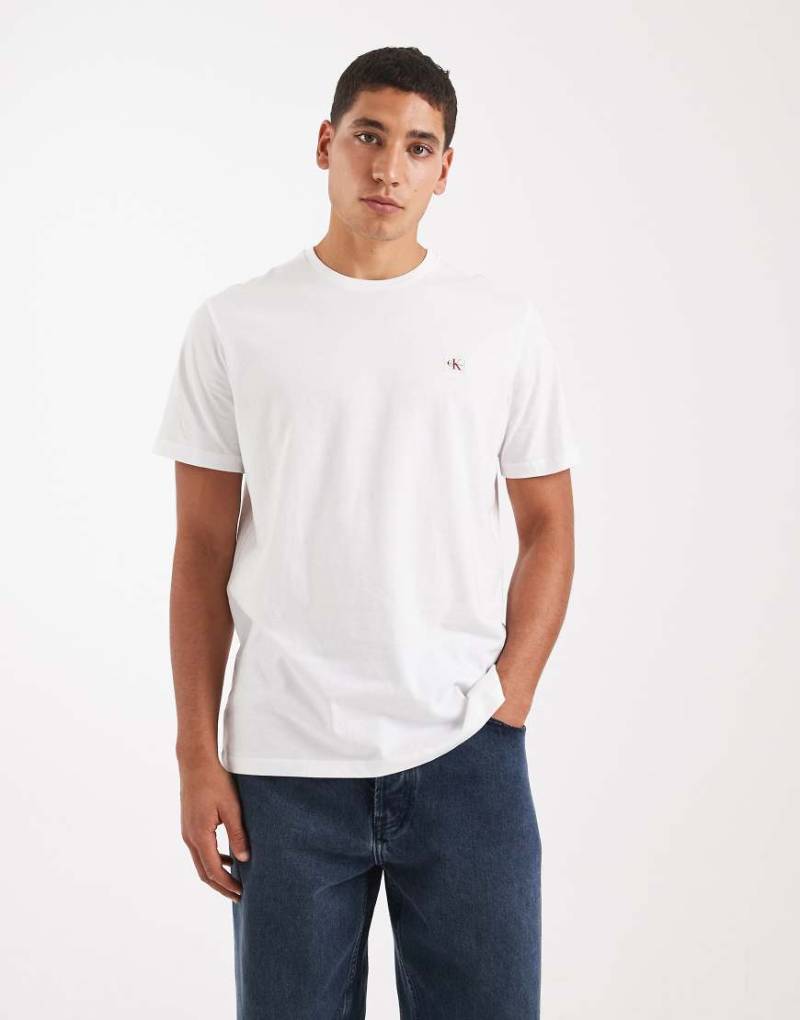 Calvin Klein Jeans - T-Shirt in Weiß mit Logo-Aufnäher von Calvin Klein Jeans