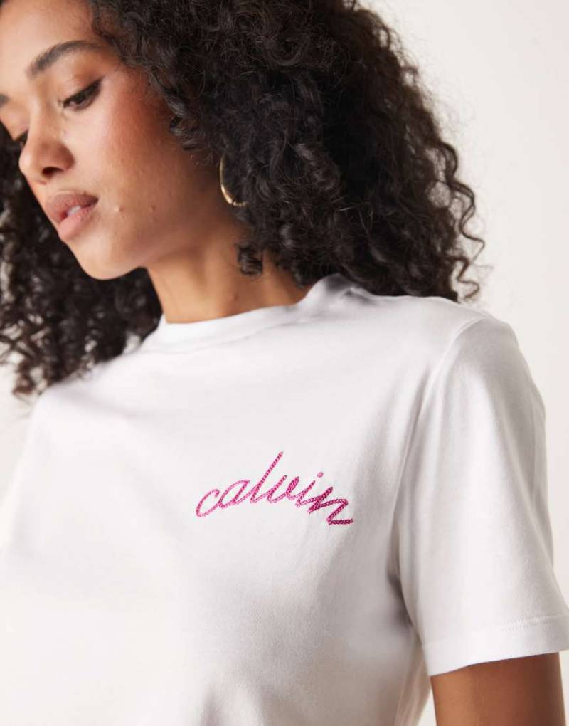 Calvin Klein Jeans - T-Shirt in Weiß mit Logo-Stickerei auf der Brust von Calvin Klein Jeans