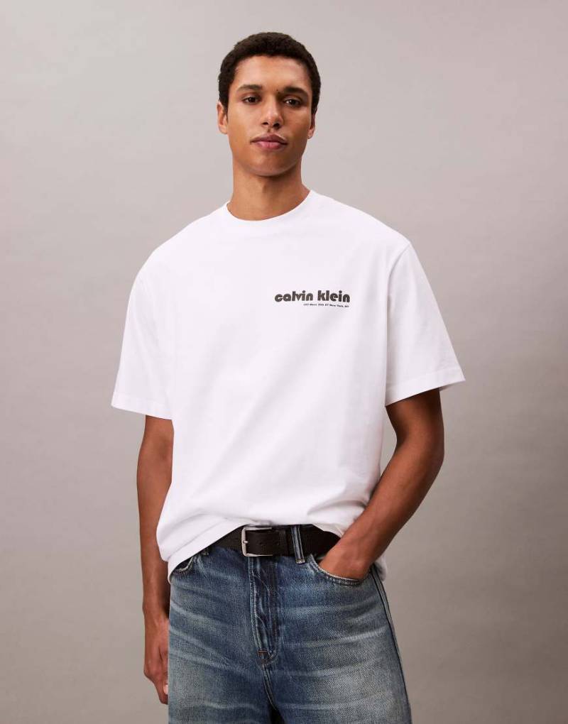 Calvin Klein Jeans - T-Shirt in Weiß mit Logo auf der linken Brust von Calvin Klein Jeans