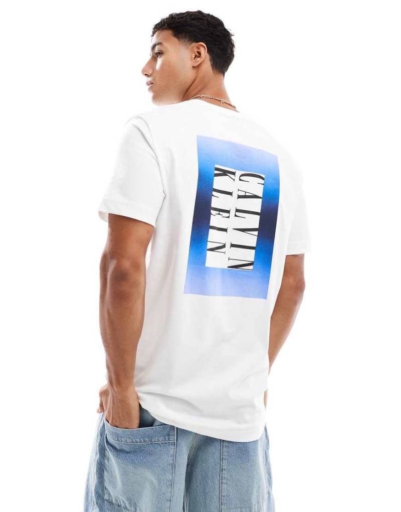 Calvin Klein Jeans - T-Shirt in Weiß mit Ombré-Rückenprint und kastigem Schnitt von Calvin Klein Jeans