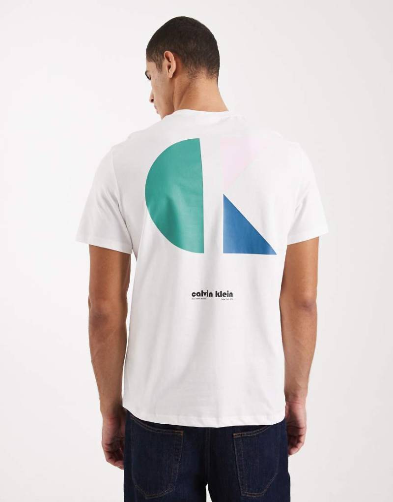 Calvin Klein Jeans - T-Shirt in Weiß mit Pop Art Print am Rücken von Calvin Klein Jeans