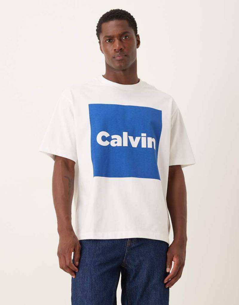 Calvin Klein Jeans - T-Shirt in Weiß mit blauem Box-Grafikprint von Calvin Klein Jeans