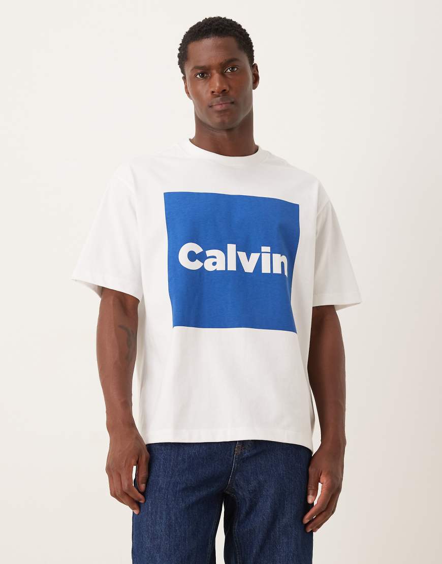 Calvin Klein Jeans - T-Shirt in Weiß mit blauem Box-Grafikprint Calvin Klein Jeans - T-Shirt in Weiß mit blauem Box-Grafikprint von Calvin Klein Jeans