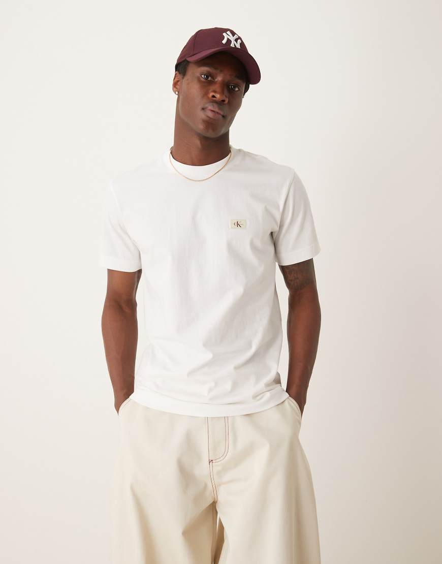 Calvin Klein Jeans - T-Shirt in Weiß mit gewebtem Etikett von Calvin Klein Jeans