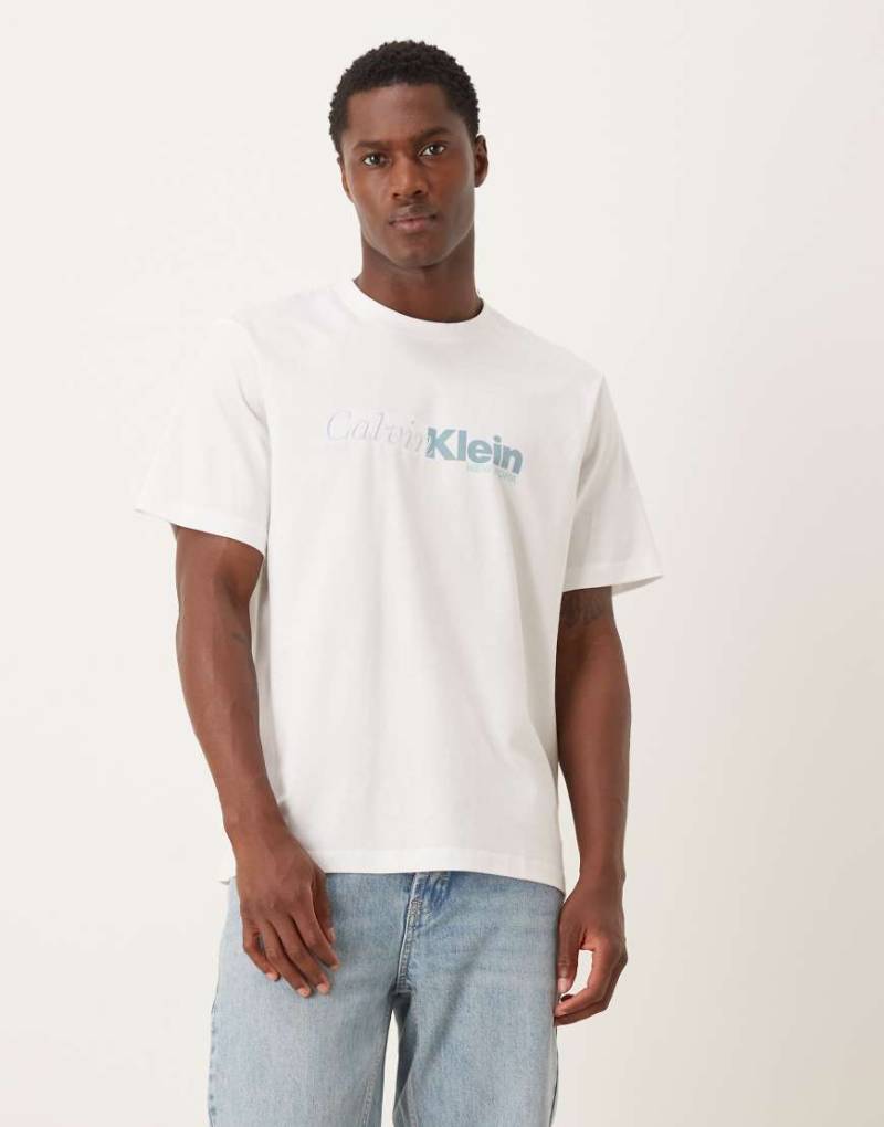 Calvin Klein Jeans - T-Shirt in Weiß mit großem, zentriertem Logo von Calvin Klein Jeans