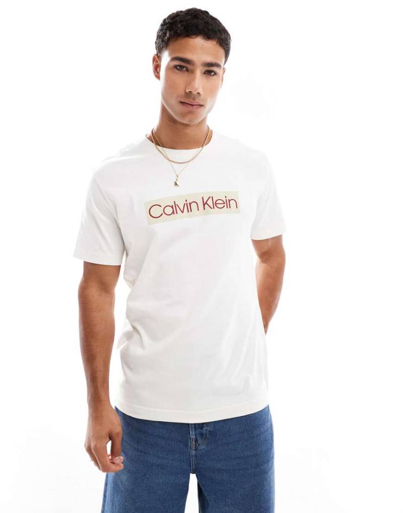 Calvin Klein Jeans - T-Shirt in Weiß mit großem Etikett-Logo von Calvin Klein Jeans