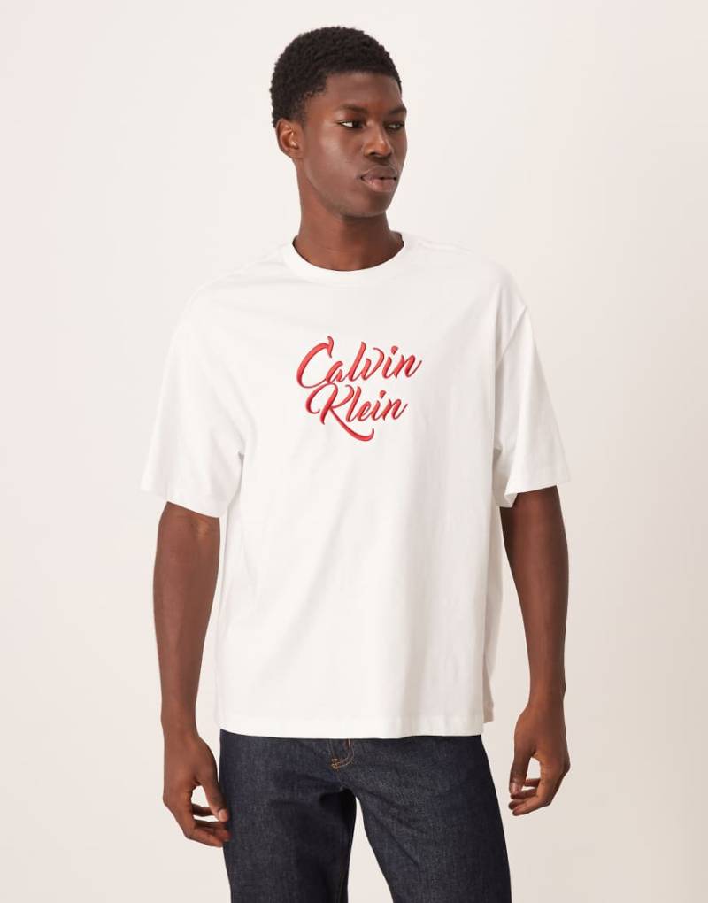 Calvin Klein Jeans - T-Shirt in Weiß mit großem Grafik-Markenschriftzug in Rot von Calvin Klein Jeans