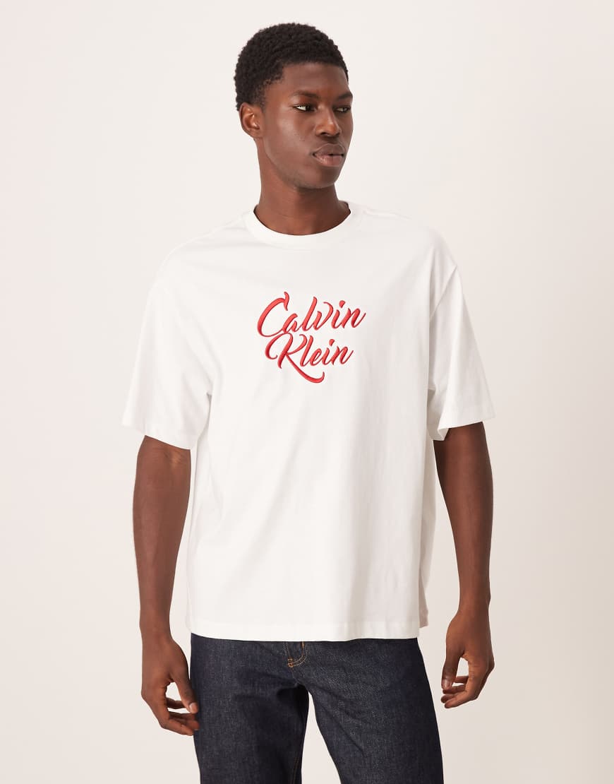 Calvin Klein Jeans - T-Shirt in Weiß mit großem Grafik-Markenschriftzug in Rot Calvin Klein Jeans - T-Shirt in Weiß mit großem Grafik-Markenschriftzug in Rot von Calvin Klein Jeans