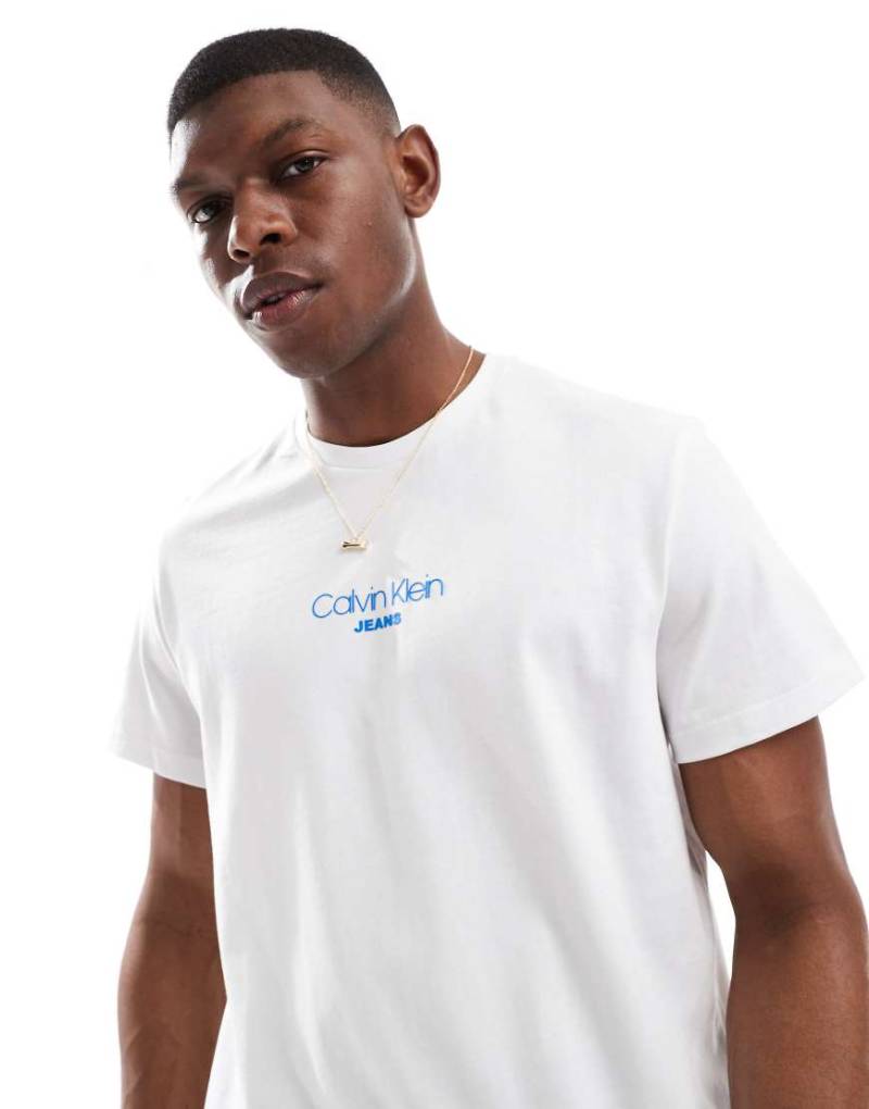 Calvin Klein Jeans - T-Shirt in Weiß mit kleinem mittigem Logo von Calvin Klein Jeans