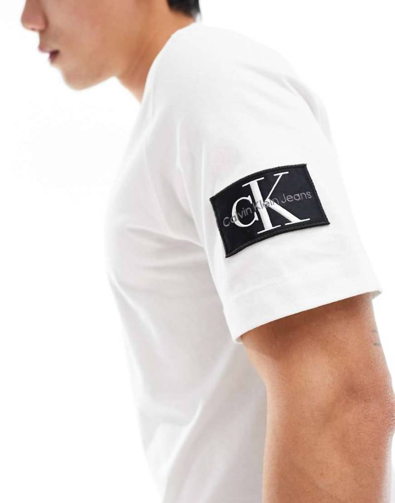 Calvin Klein Jeans - T-Shirt in Weiß mit normalem Schnitt und Aufnäher von Calvin Klein Jeans