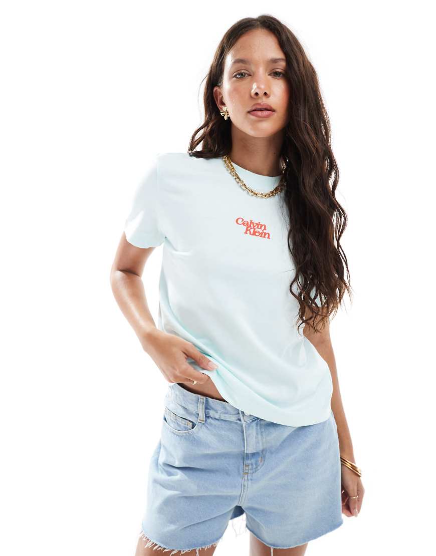 Calvin Klein Jeans - T-Shirt in Weiß und blassem Aquablau mit mittigem Logo-Schriftzug-Grün Calvin Klein Jeans - T-Shirt in Weiß und blassem Aquablau mit mittigem Logo-Schriftzug-Grün von Calvin Klein Jeans