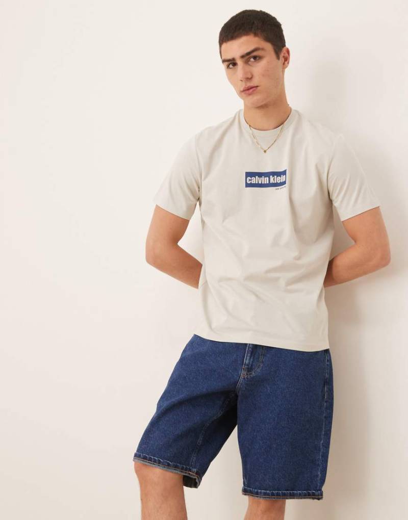 Calvin Klein Jeans - T-Shirt in Wollweiß mit zentriertem, eckigem Logo von Calvin Klein Jeans