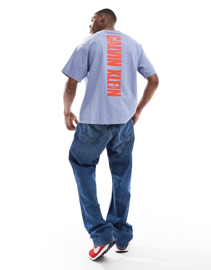 Calvin Klein Jeans - T-Shirt in verwaschenem Blau mit vertikalem Rückenprint in Rot von Calvin Klein Jeans