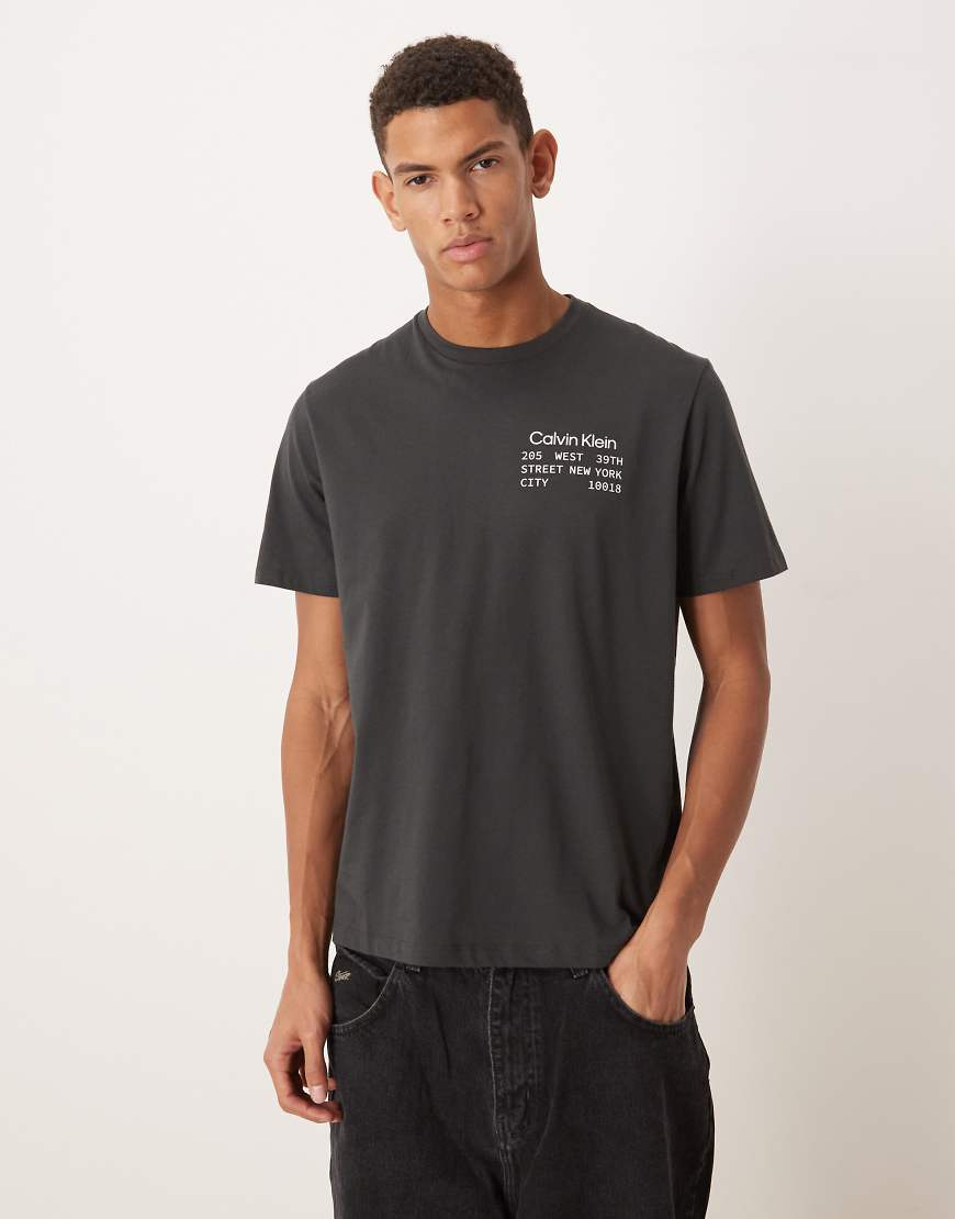 Calvin Klein Jeans - T-Shirt in verwaschenem Schwarz mit Box-Grafikprint von Calvin Klein Jeans