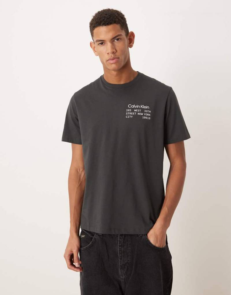 Calvin Klein Jeans - T-Shirt in verwaschenem Schwarz mit Box-Grafikprint von Calvin Klein Jeans