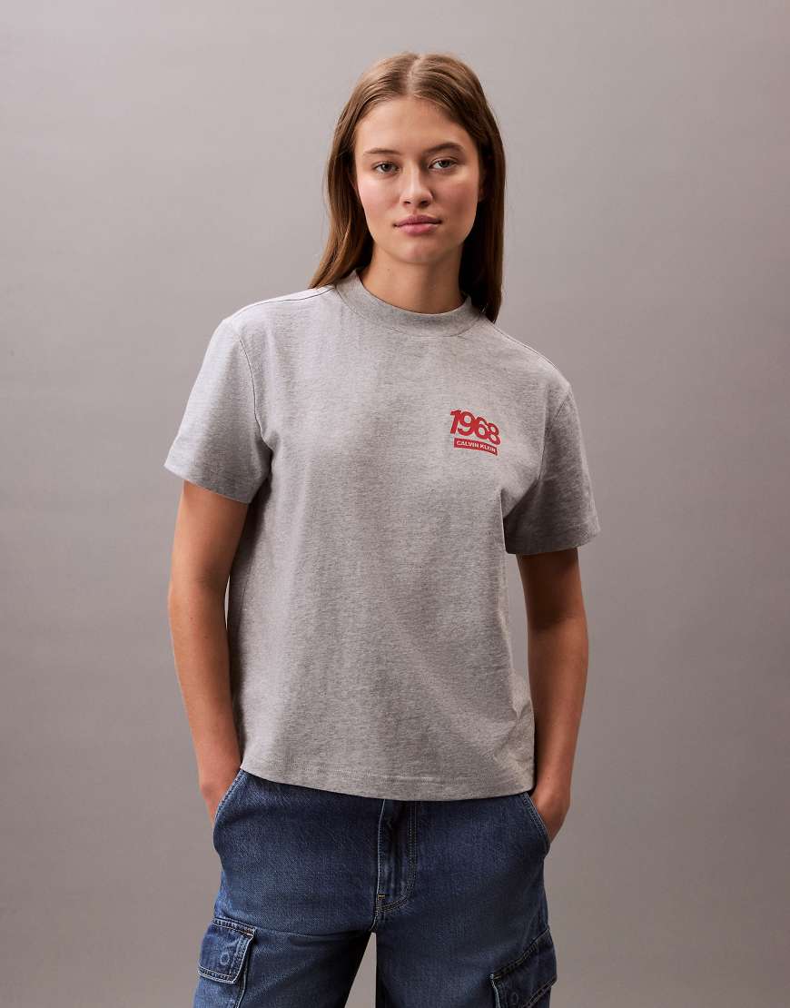 Calvin Klein Jeans - T-Shirt mit 1968-Logo in Grau Calvin Klein Jeans - T-Shirt mit 1968-Logo in Grau von Calvin Klein Jeans