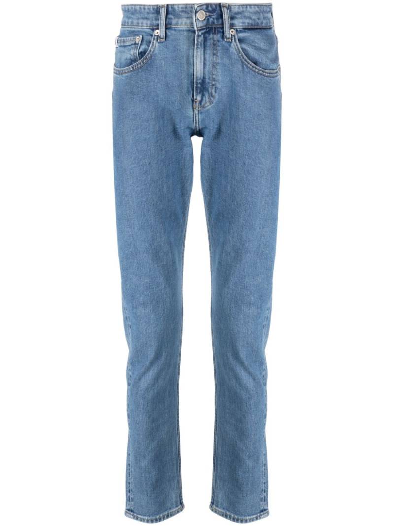 Calvin Klein Jeans Tapered-Jeans mit Logo-Patch - Blau von Calvin Klein Jeans