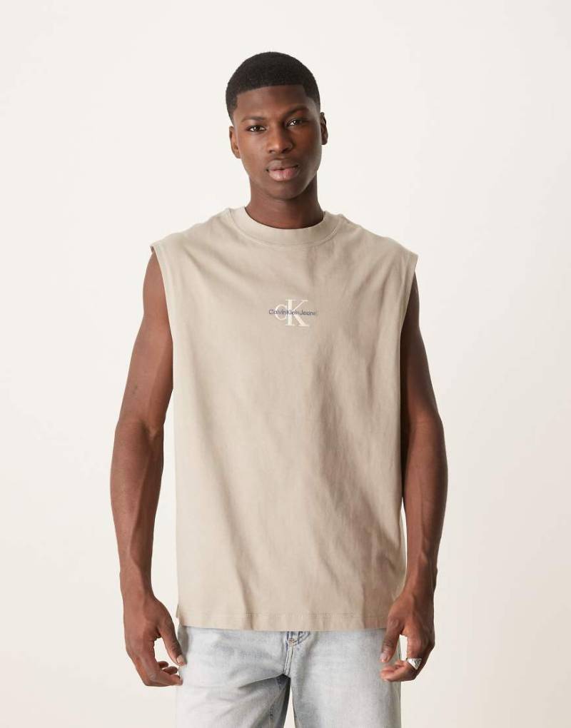 Calvin Klein Jeans - Trägertop in Stone mit schwarz-weißem Logo-Neutral Calvin Klein Jeans - Trägertop in Stone mit schwarz-weißem Logo-Neutral von Calvin Klein Jeans