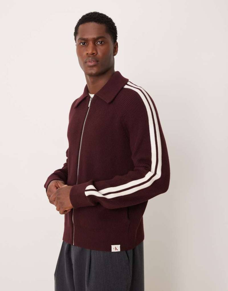 Calvin Klein Jeans - Trainingsjacke aus gestreiftem Strick in Burgunderrot und Weiß von Calvin Klein Jeans