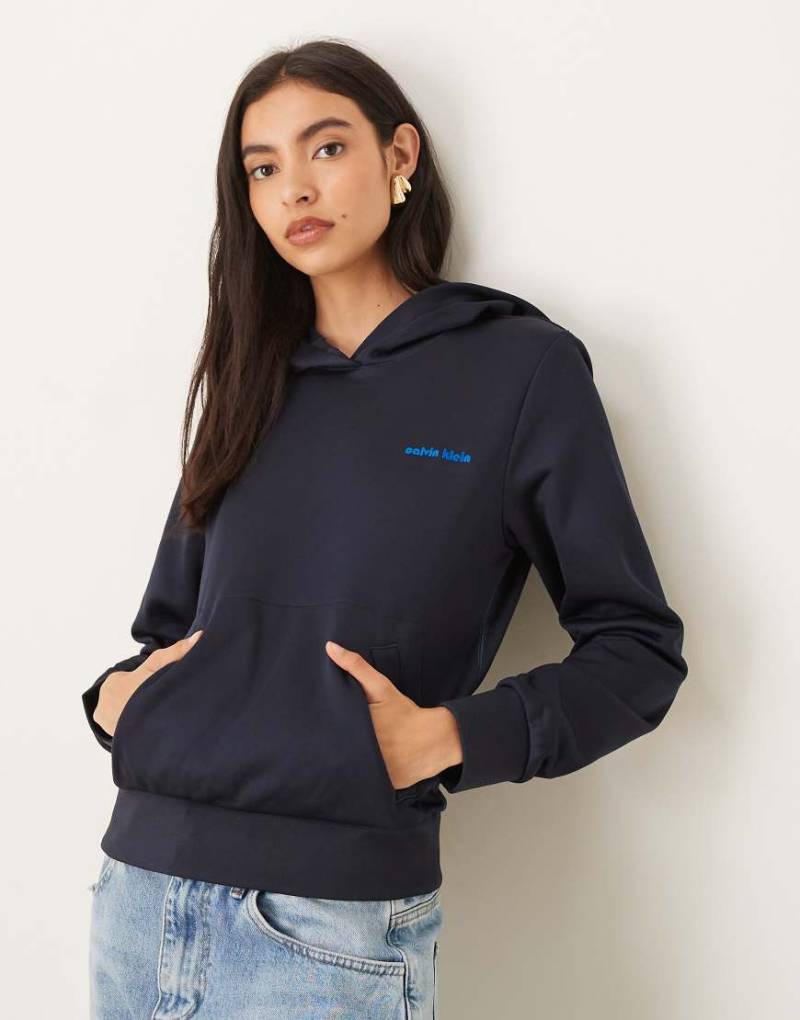 Calvin Klein Jeans - Trainingsjacke in hochglänzendem Marineblau Calvin Klein Jeans - Trainingsjacke in hochglänzendem Marineblau von Calvin Klein Jeans