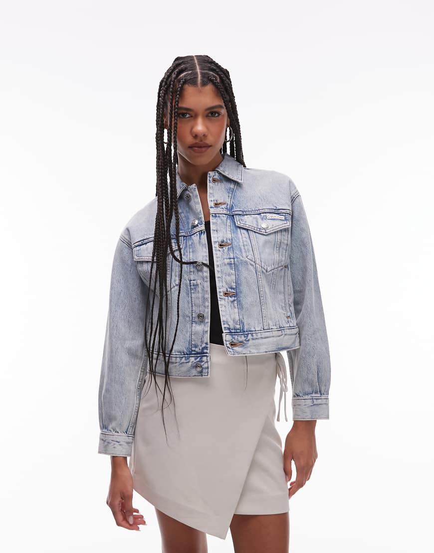 Calvin Klein Jeans - Trucker-Jacke aus Denim in hellblauer Waschung im Stil der 90er Calvin Klein Jeans - Trucker-Jacke aus Denim in hellblauer Waschung im Stil der 90er von Calvin Klein Jeans