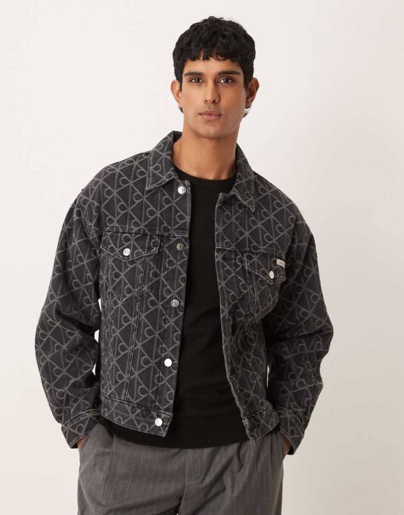 Calvin Klein Jeans - Trucker-Jeansjacke in Schwarz mit „CK"-Emblem-Jacquardmuster von Calvin Klein Jeans