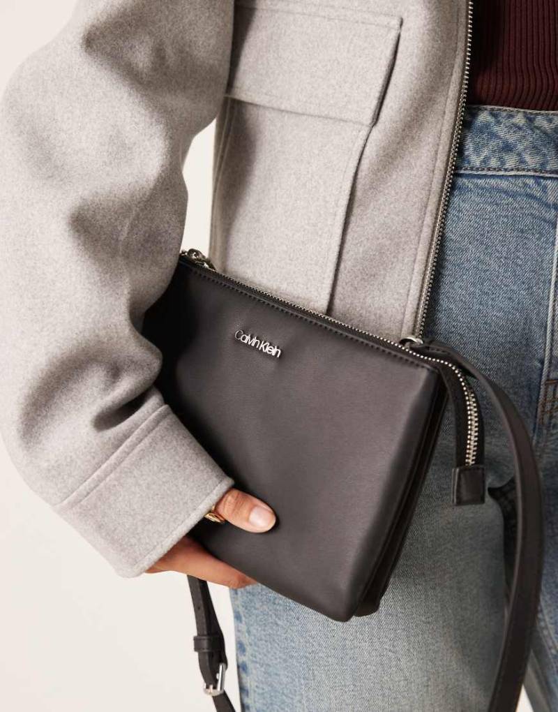 Calvin Klein Jeans - Umhängetasche in Schwarz mit Logo von Calvin Klein Jeans