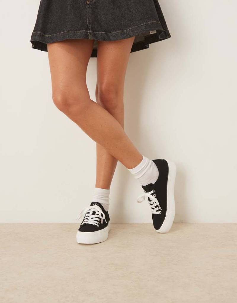 Calvin Klein Jeans - Vulc - Canvas-Sneaker in Schwarz mit flacher Plateausohle von Calvin Klein Jeans