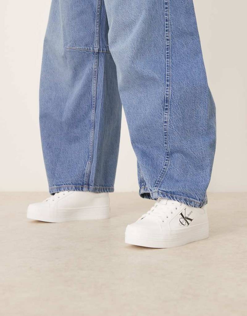 Calvin Klein Jeans - Vulc - Sneaker in Weiß mit Logo und flacher Plateausohle von Calvin Klein Jeans