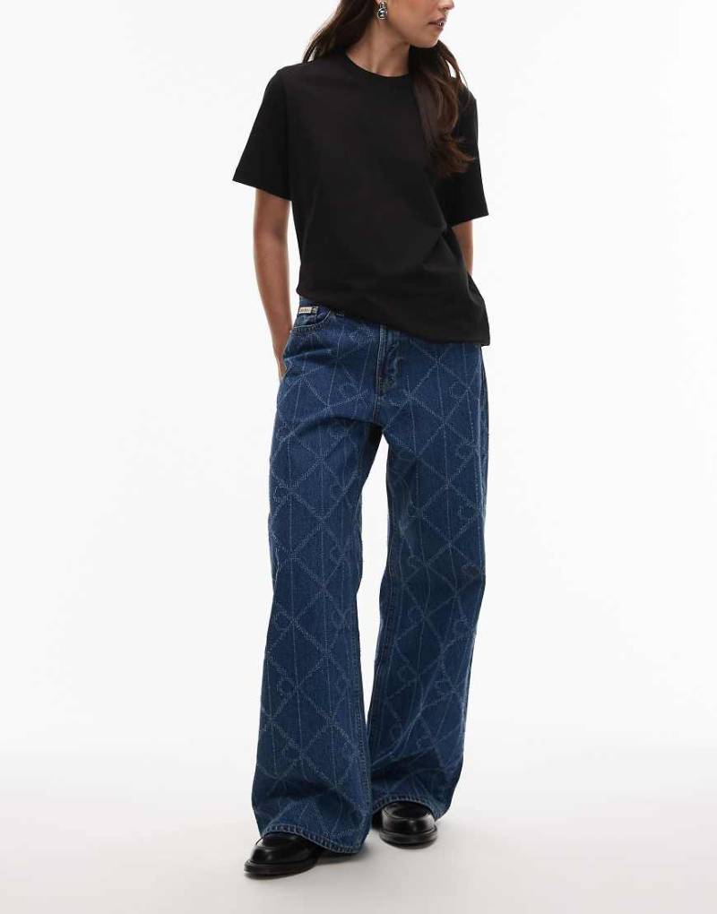 Calvin Klein Jeans - Weite Jeans in Mittelblau mit Laserschnitt, Logomuster und niedrigem Bund von Calvin Klein Jeans