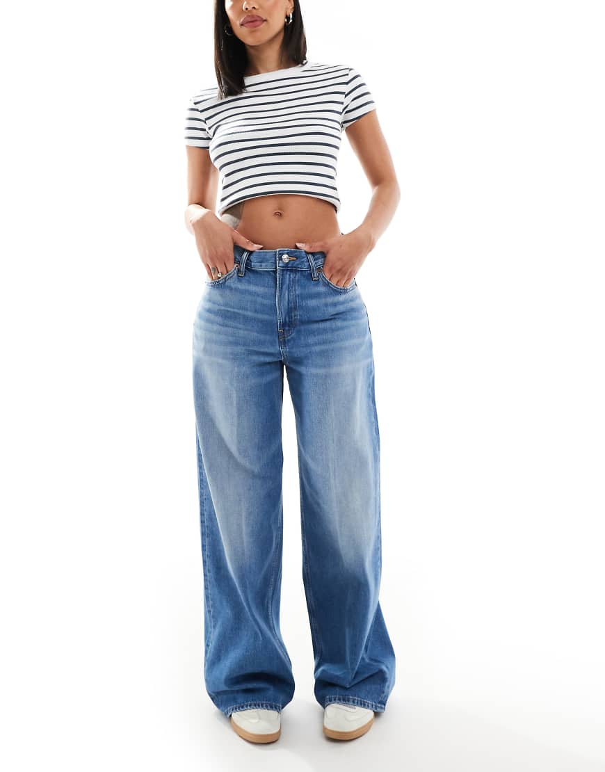 Calvin Klein Jeans - Weite Jeans in mittelblauer Waschung mit niedrigem Bund Calvin Klein Jeans - Weite Jeans in mittelblauer Waschung mit niedrigem Bund von Calvin Klein Jeans