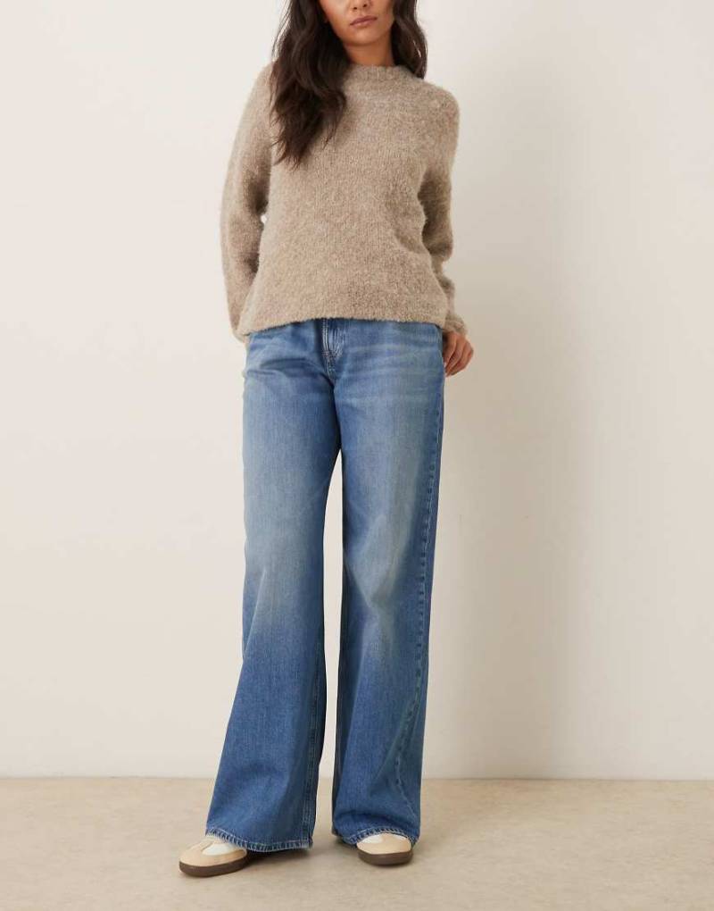 Calvin Klein Jeans - Weite Jeans in mittelblauer Waschung mit niedrigem Bund von Calvin Klein Jeans