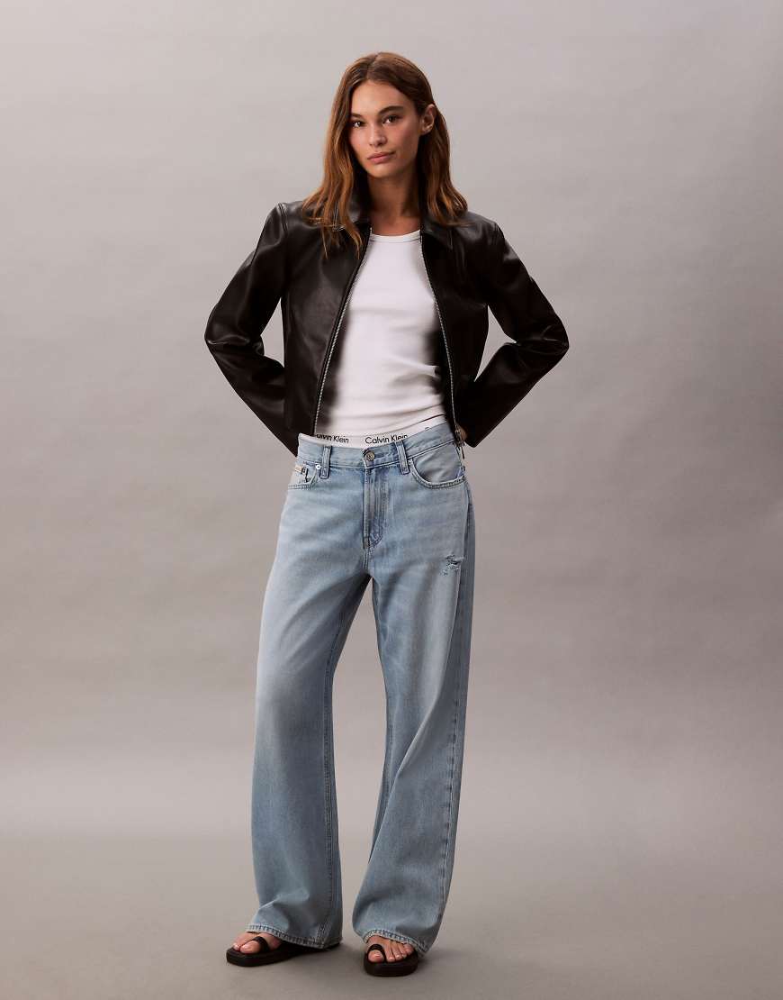 Calvin Klein Jeans - Weite Jeans in sonnengebleichter Waschung mit niedrigem Bund und Used-Details-Weiß Calvin Klein Jeans - Weite Jeans in sonnengebleichter Waschung mit niedrigem Bund und Used-Details-Weiß von Calvin Klein Jeans