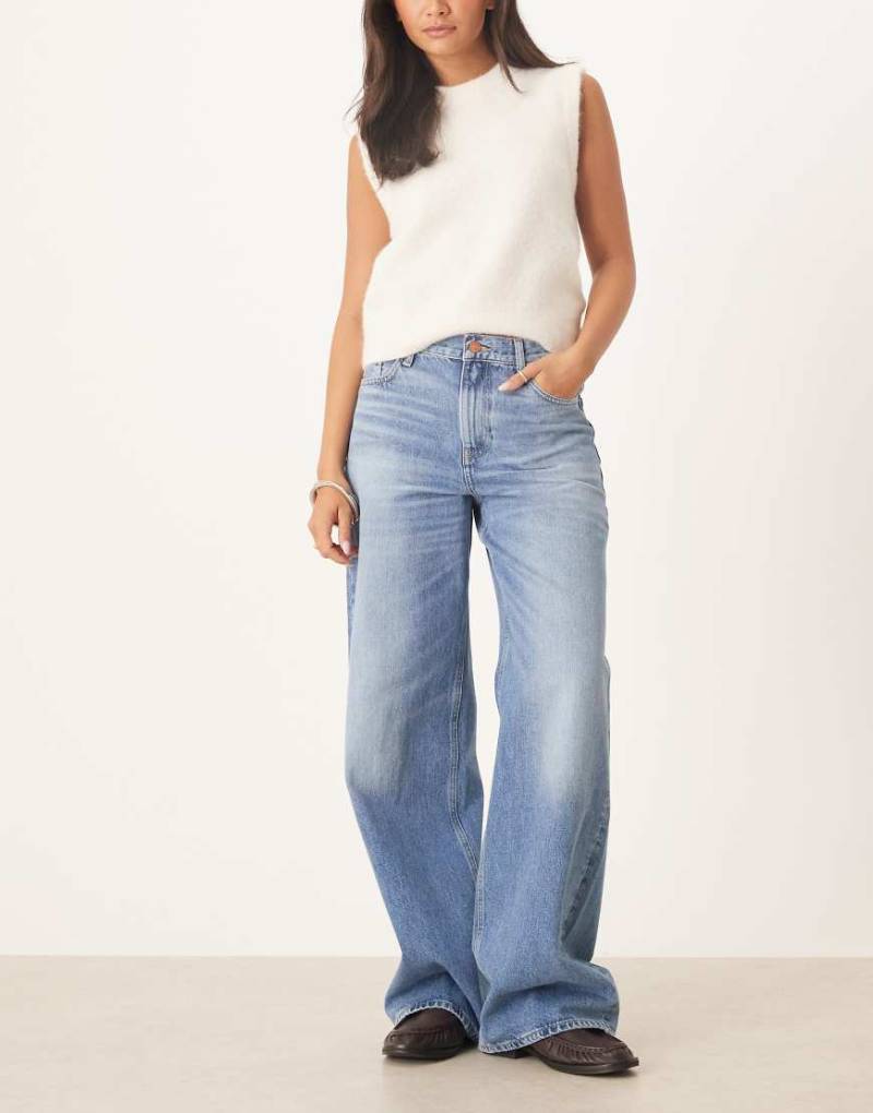 Calvin Klein Jeans - Weite Jeans in verwaschenem Hellblau mit niedrigem Bund Calvin Klein Jeans - Weite Jeans in verwaschenem Hellblau mit niedrigem Bund von Calvin Klein Jeans