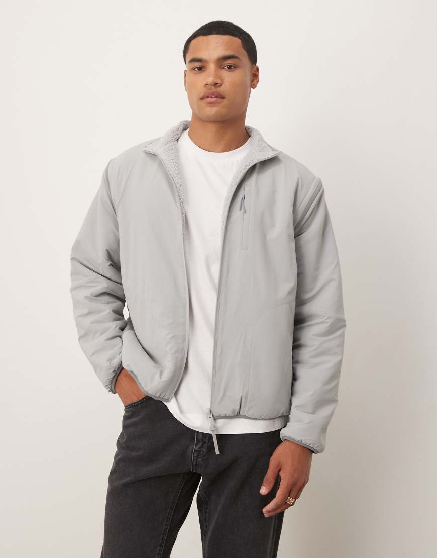 Calvin Klein Jeans - Wendejacke aus Sherpa-Fleece in Grau mit abnehmbaren Ärmeln von Calvin Klein Jeans