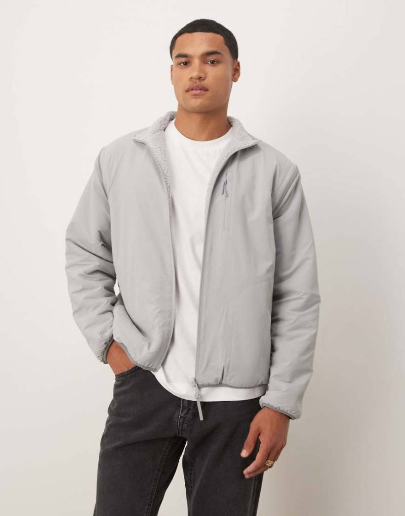 Calvin Klein Jeans - Wendejacke aus Sherpa-Fleece in Grau mit abnehmbaren Ärmeln von Calvin Klein Jeans