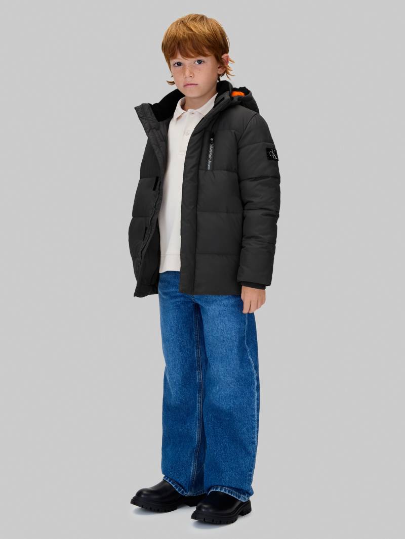 Calvin Klein Jeans Winterjacke "ESSENTIAL PUFFER JACKET" mit Kapuze für Kinder bis 16 Jahre und Calvin Klein Markenlabel von Calvin Klein Jeans